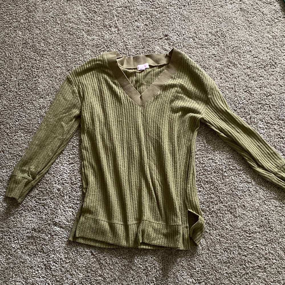 Pink lily long sleeve sweater size small. Very oversized.